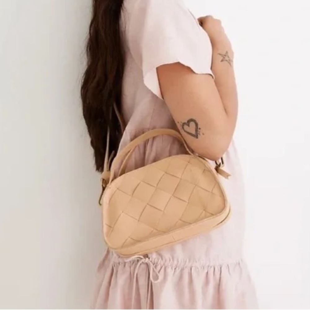 Madewell Sydney Woven Leather Zip Top Cross body - Desert Dune.